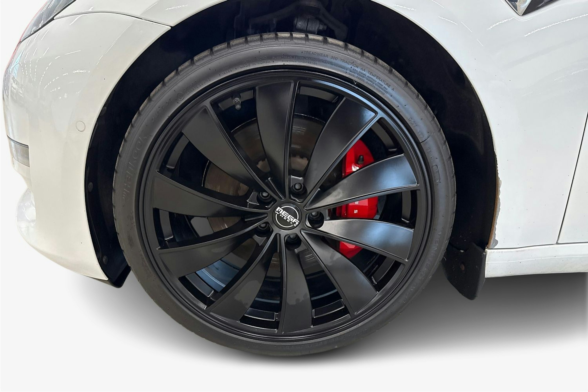valkoinen Tesla Model 3 2020 kuva 21.