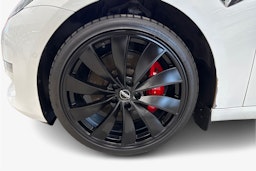 valkoinen Tesla Model 3 2020 kuva 21.