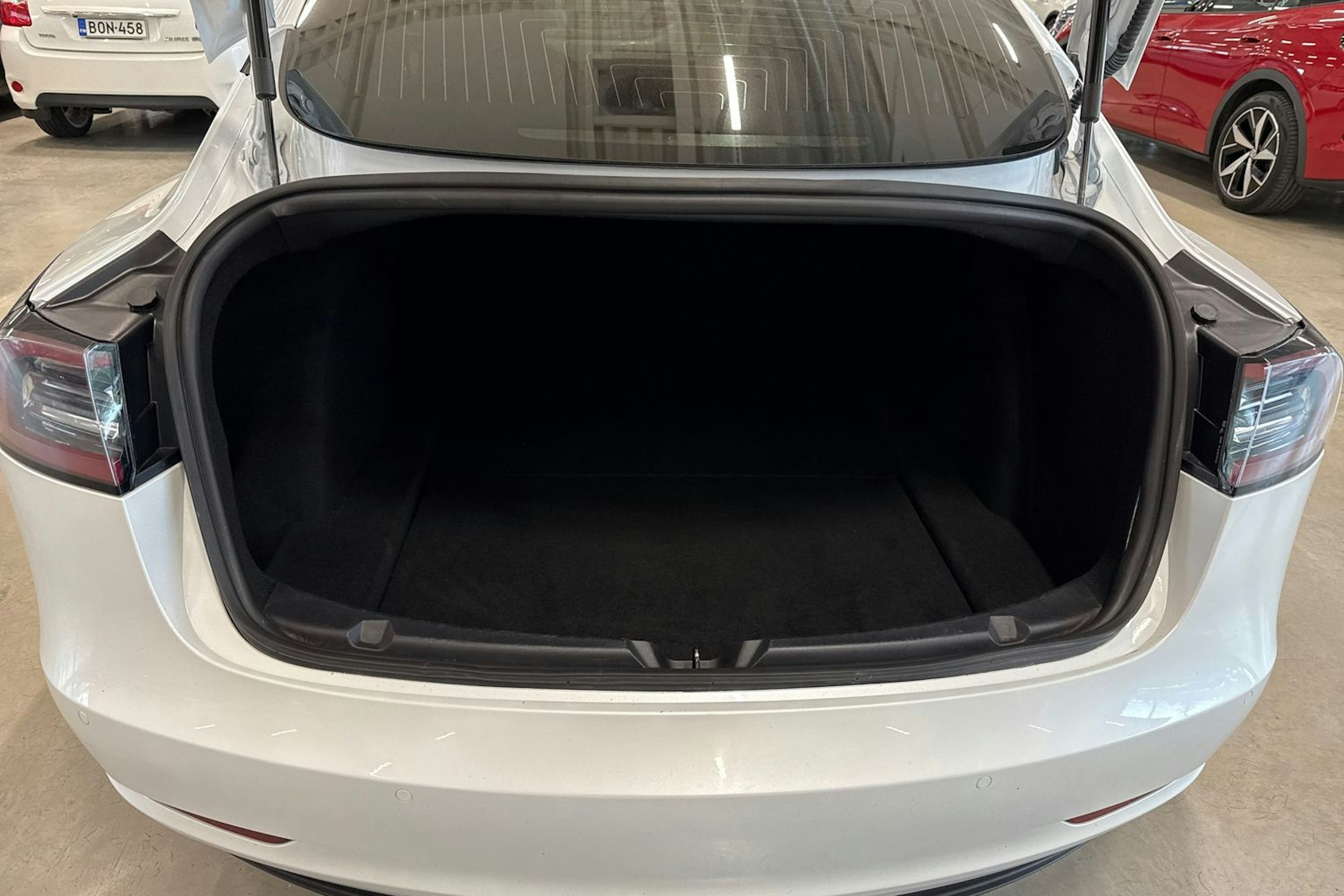 valkoinen Tesla Model 3 2020 kuva 27.