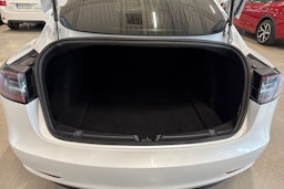 valkoinen Tesla Model 3 2020 kuva 27.