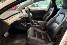 valkoinen Tesla Model 3 2020 kuva 31.