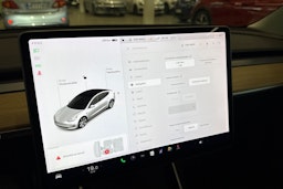 valkoinen Tesla Model 3 2020 kuva 35.