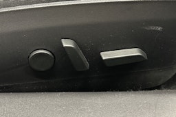 valkoinen Tesla Model 3 2020 kuva 36.