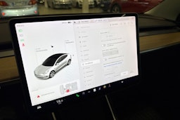 valkoinen Tesla Model 3 2020 kuva 37.