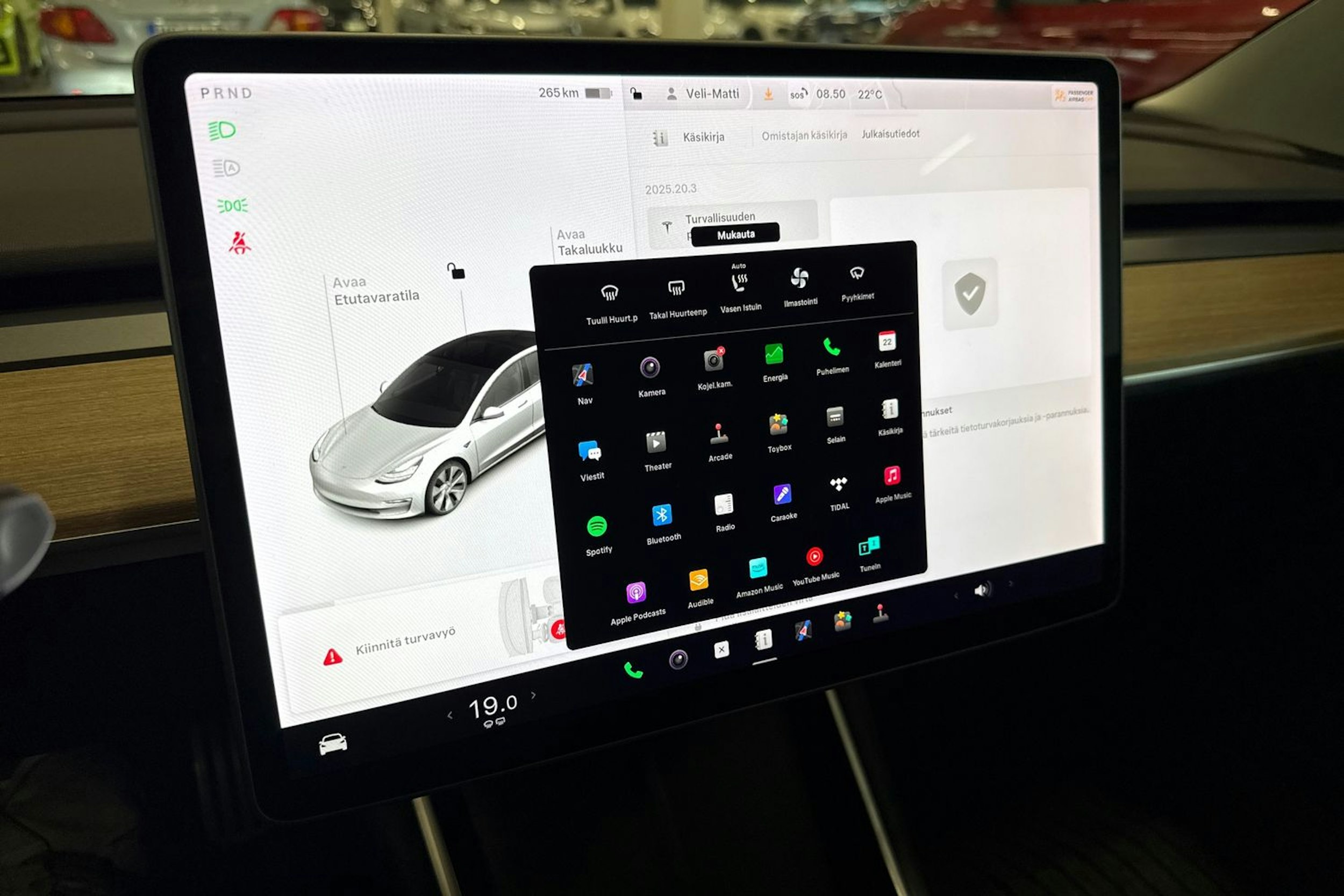 valkoinen Tesla Model 3 2020 kuva 39.