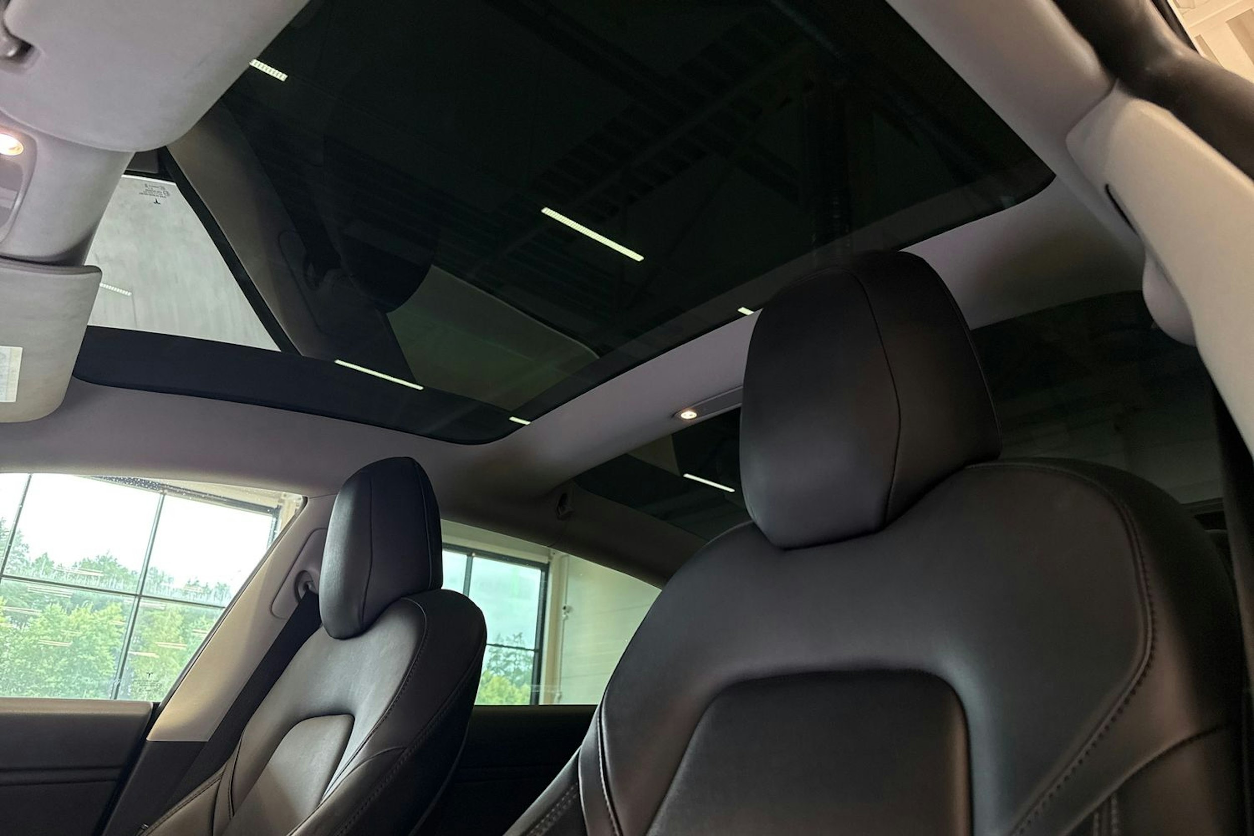 valkoinen Tesla Model 3 2020 kuva 41.