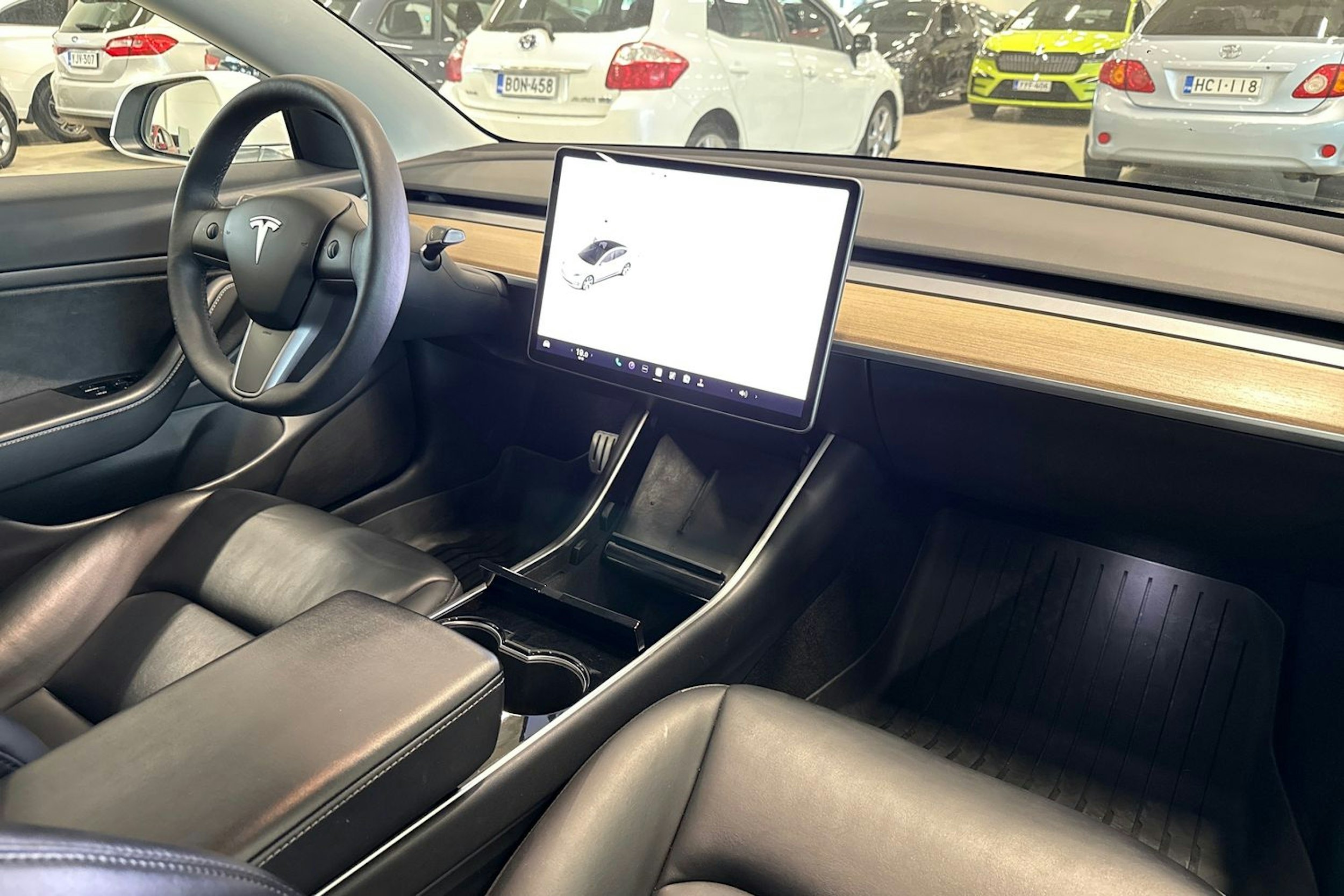 valkoinen Tesla Model 3 2020 kuva 43.
