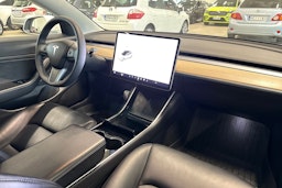 valkoinen Tesla Model 3 2020 kuva 43.