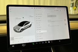 valkoinen Tesla Model 3 2020 kuva 46.