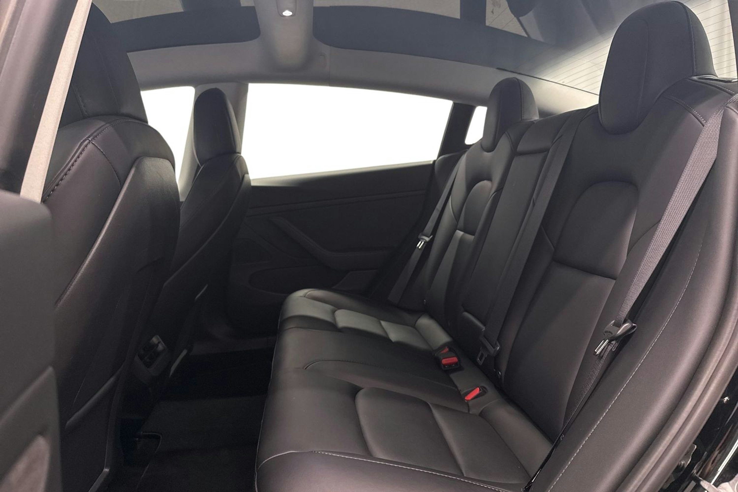 musta Tesla Model 3 2021 kuva 10.