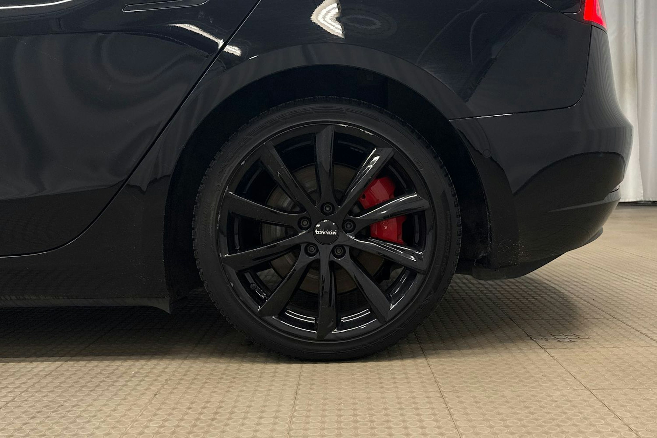 musta Tesla Model 3 2021 kuva 13.