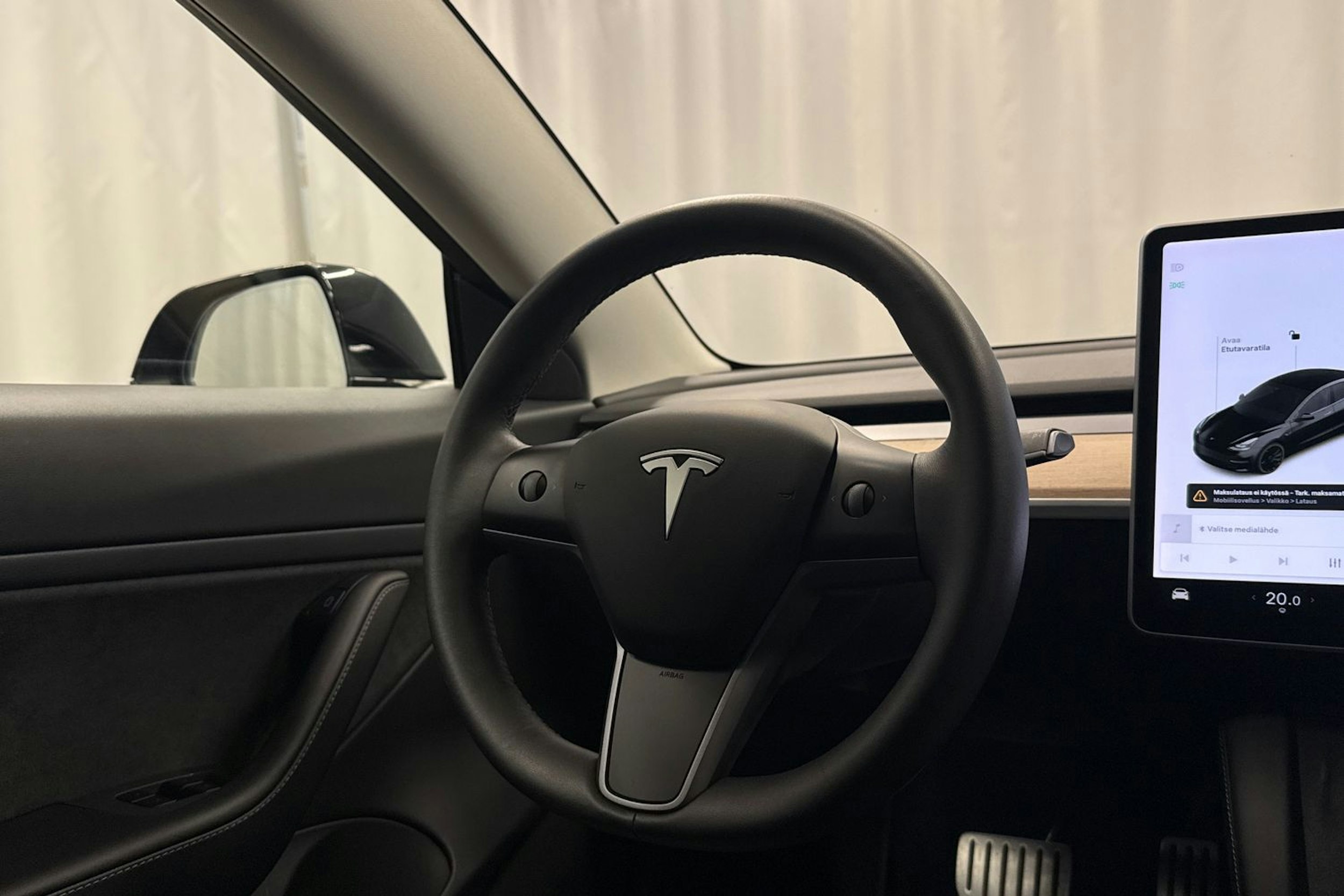 musta Tesla Model 3 2021 kuva 14.