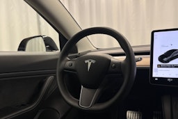 musta Tesla Model 3 2021 kuva 14.