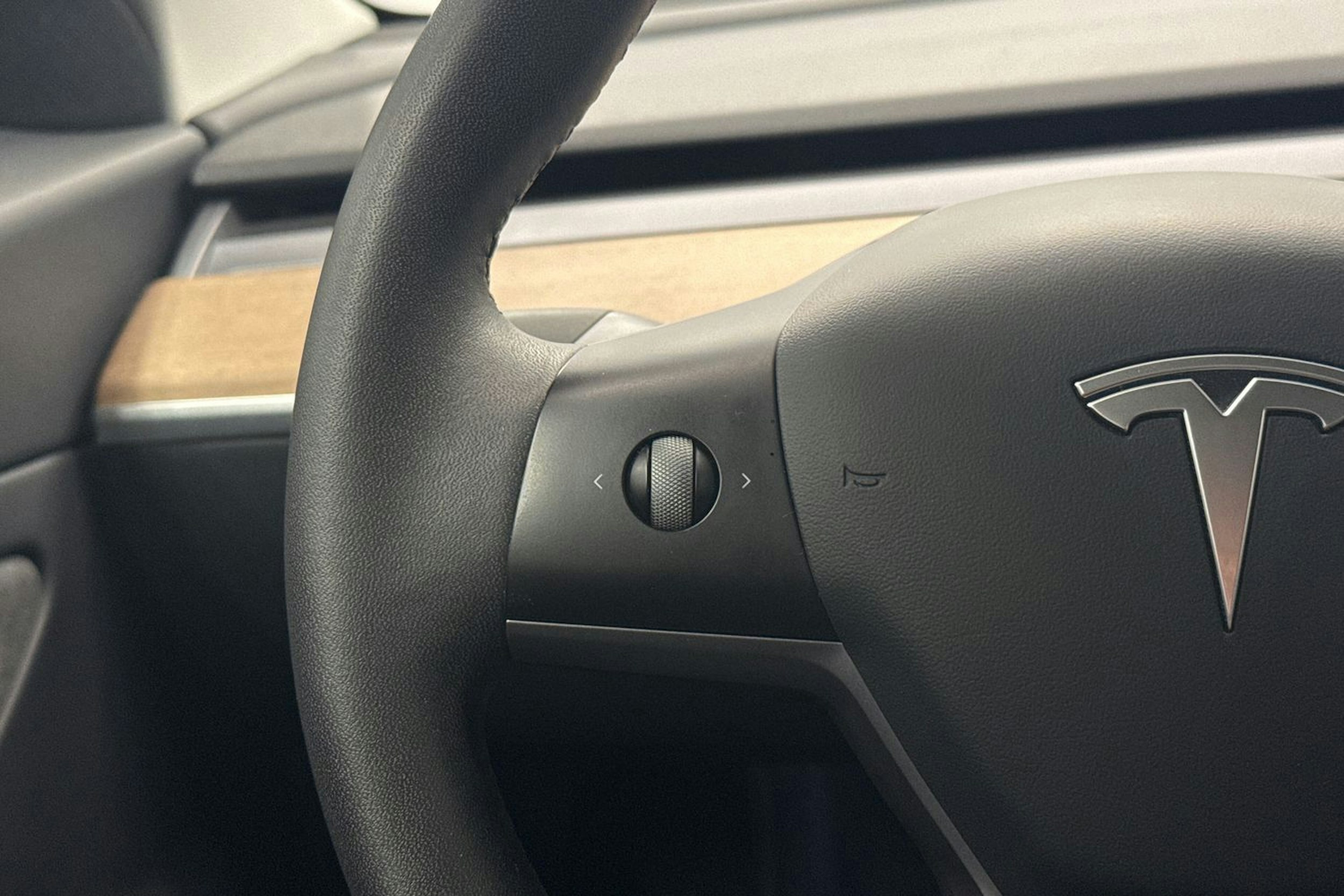 musta Tesla Model 3 2021 kuva 15.