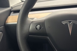 musta Tesla Model 3 2021 kuva 15.