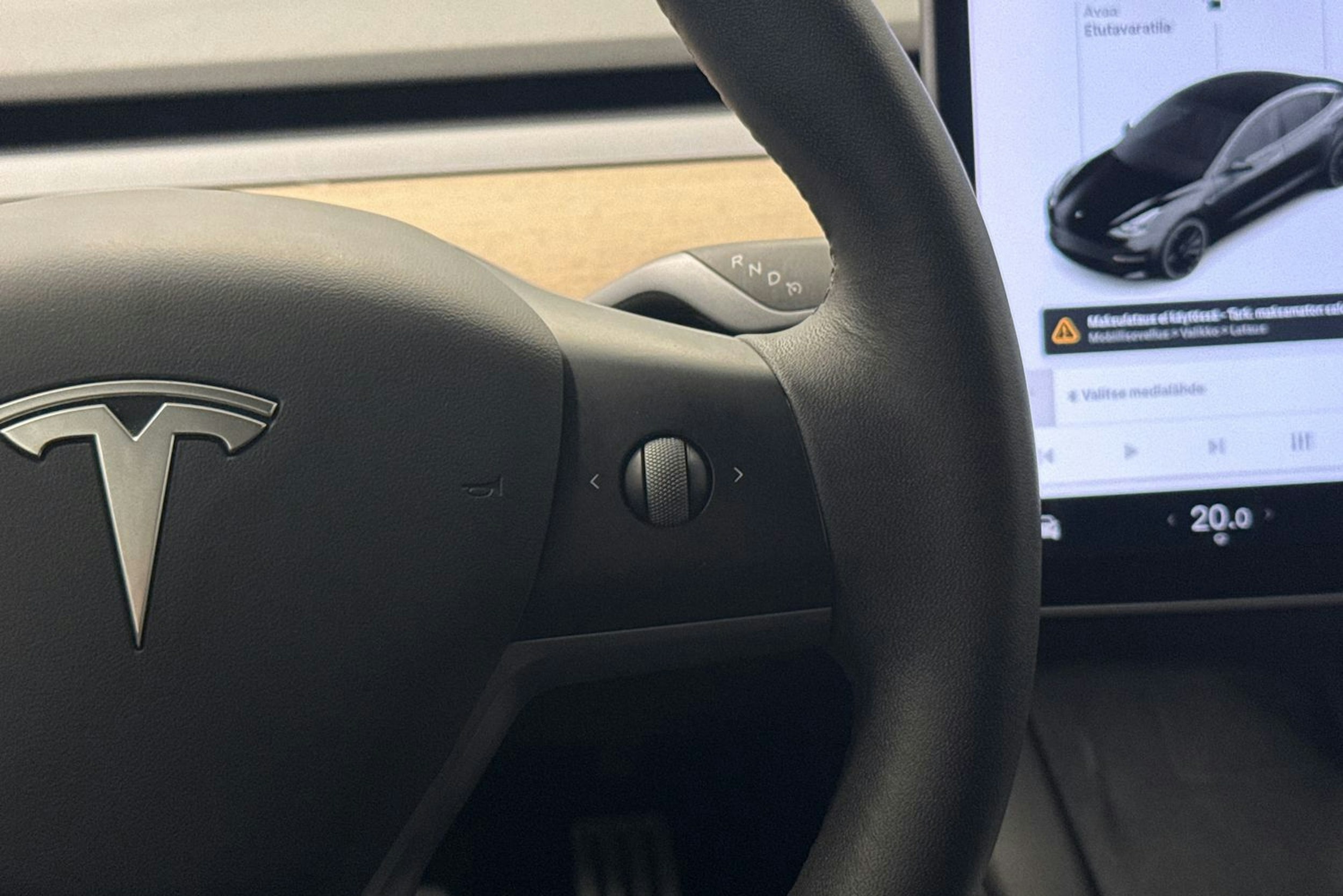 musta Tesla Model 3 2021 kuva 16.