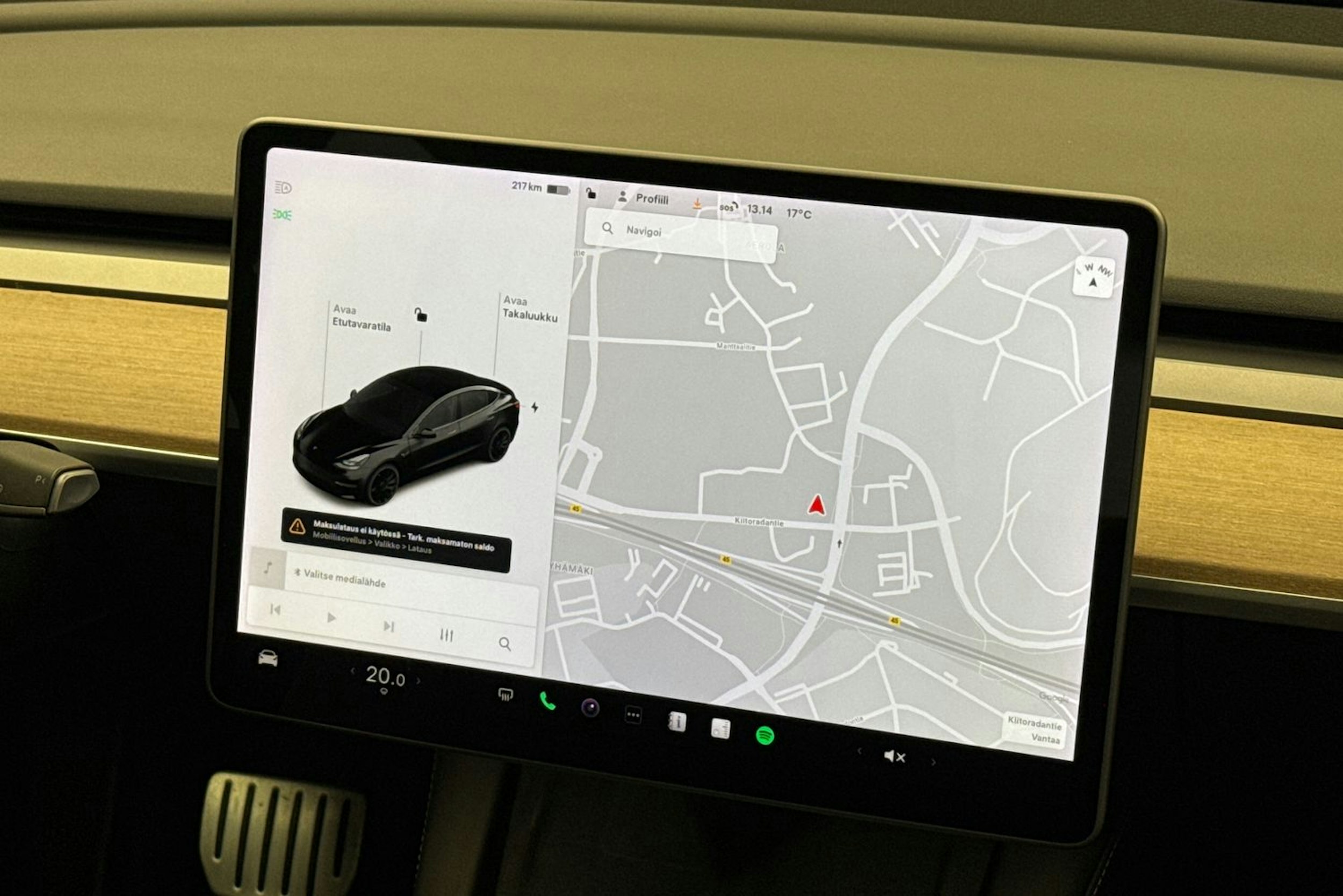 musta Tesla Model 3 2021 kuva 17.