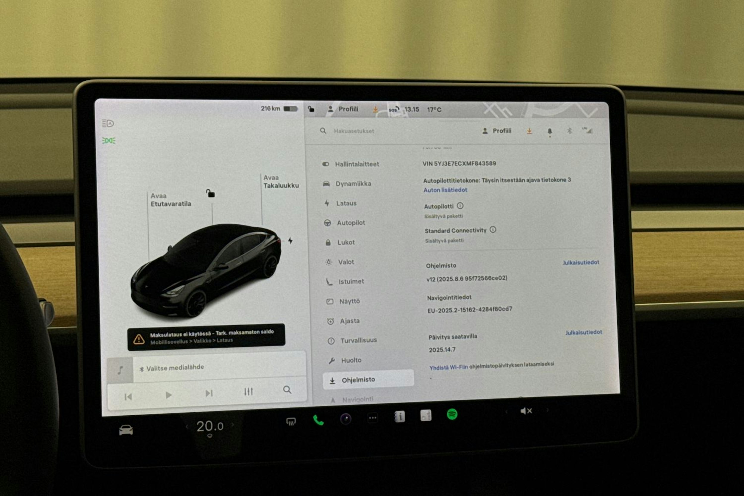 musta Tesla Model 3 2021 kuva 18.