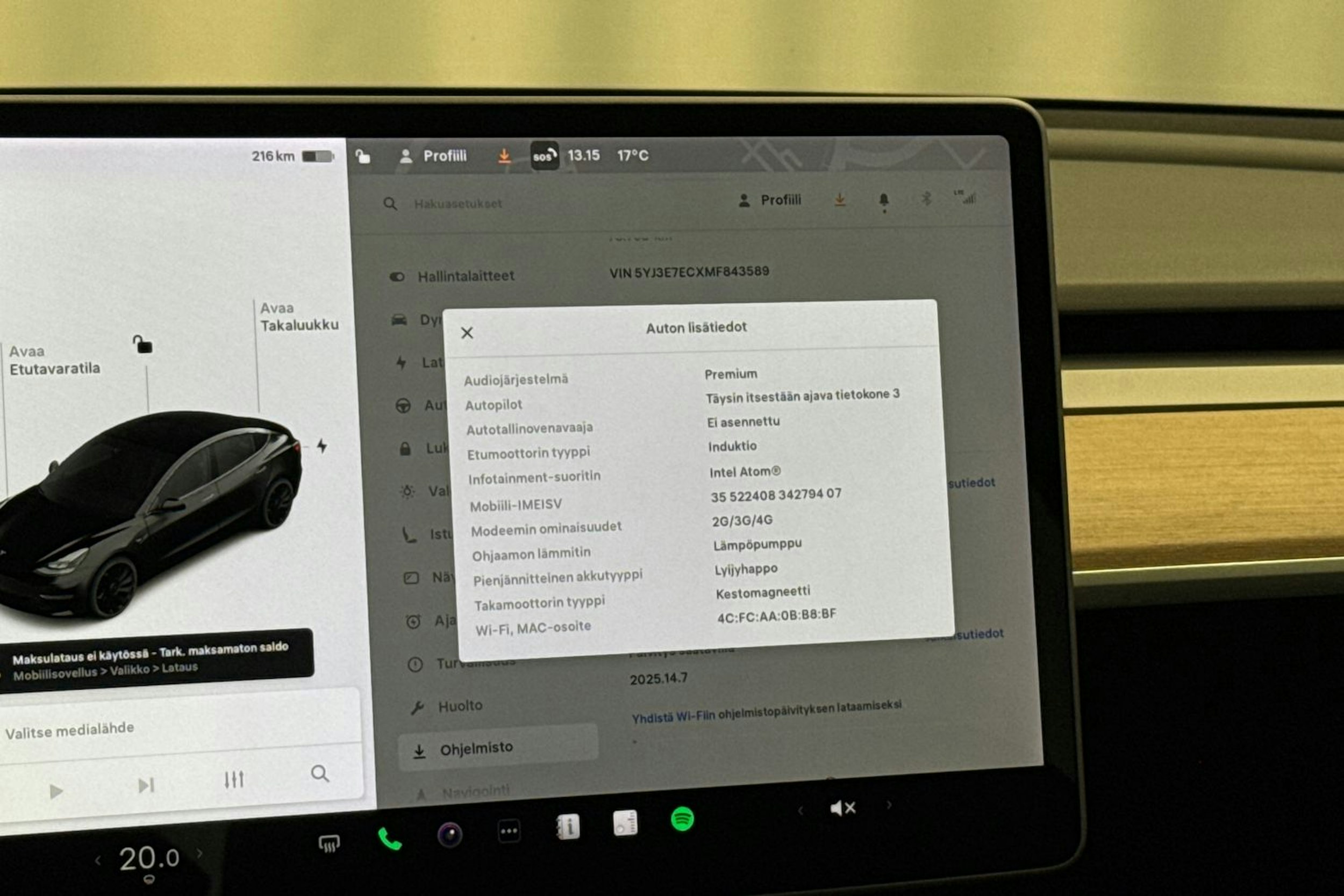 musta Tesla Model 3 2021 kuva 19.