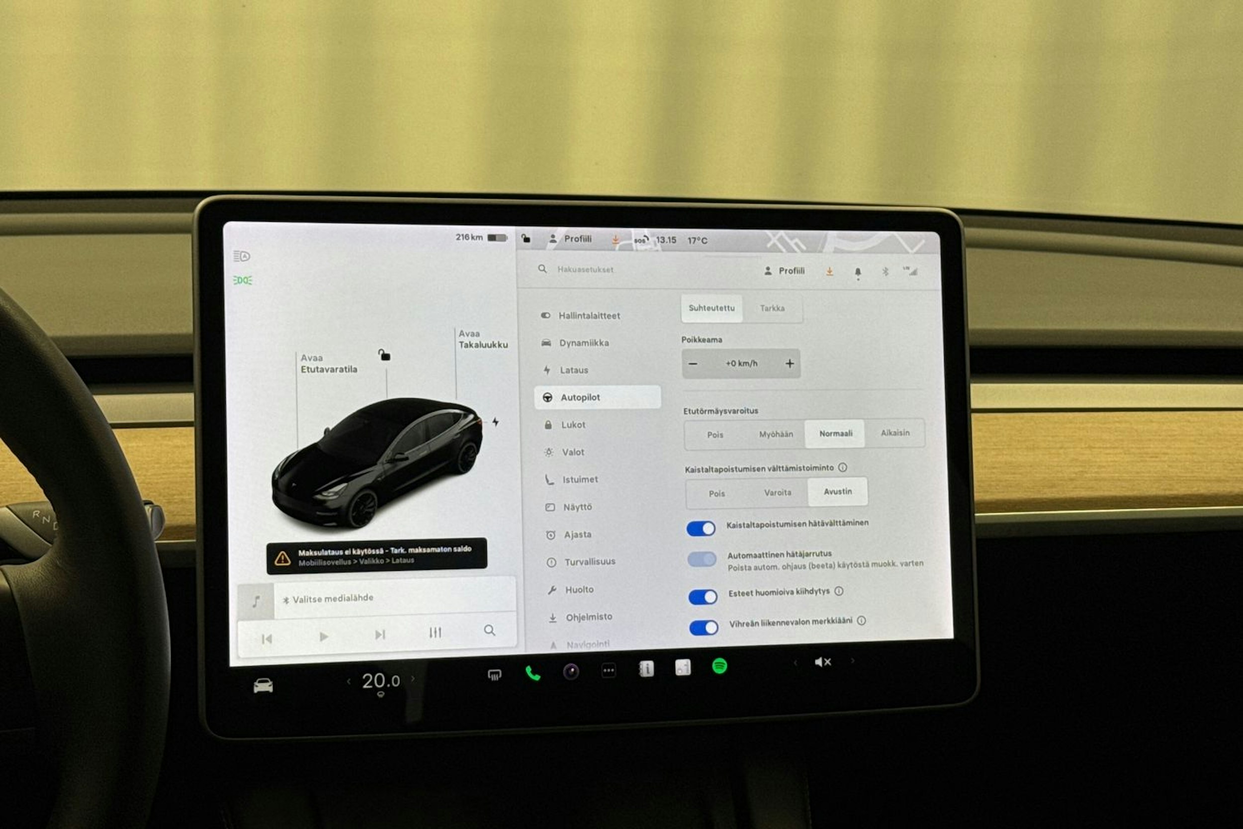 musta Tesla Model 3 2021 kuva 20.