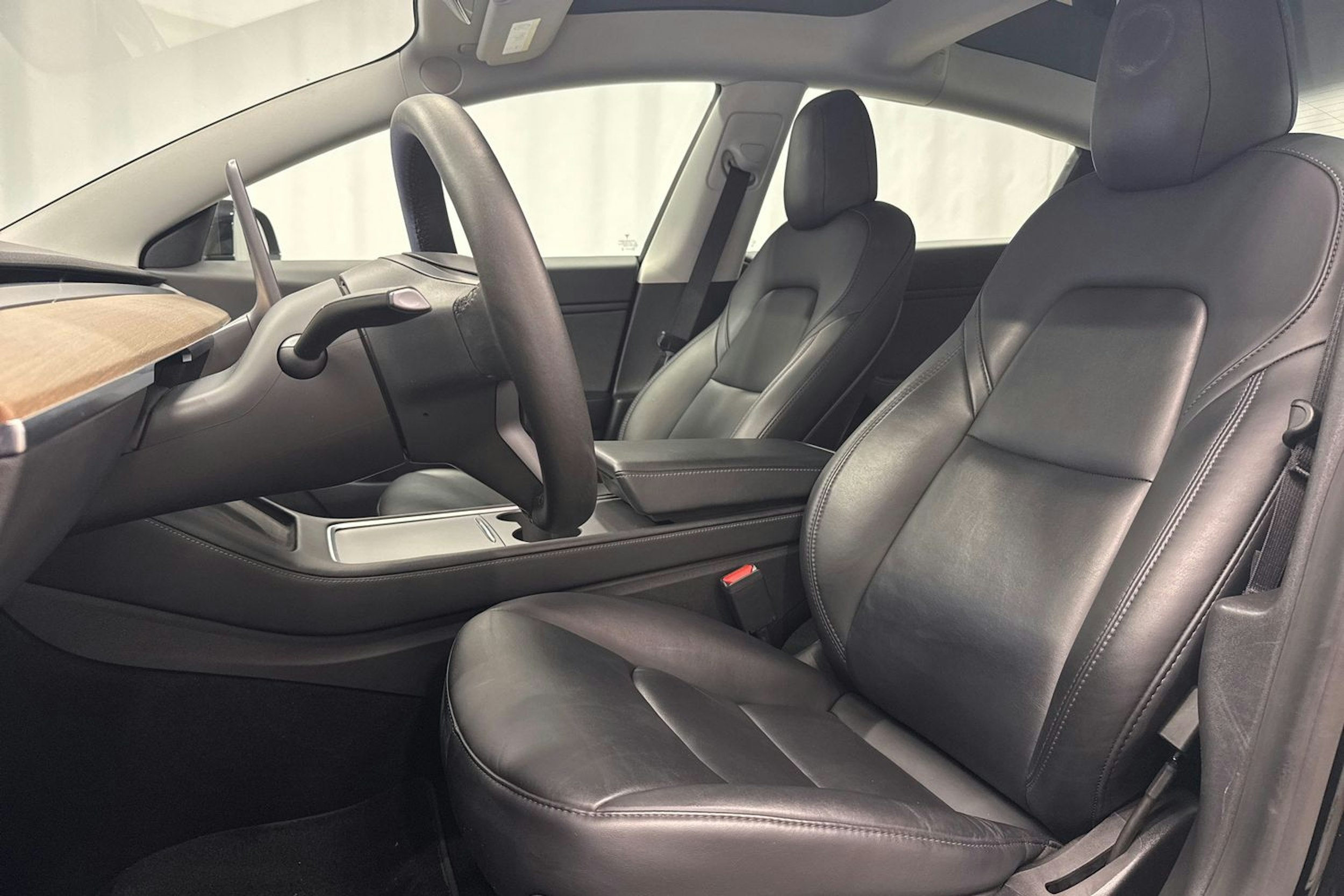 musta Tesla Model 3 2021 kuva 24.