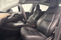 musta Tesla Model 3 2021 kuva 24.
