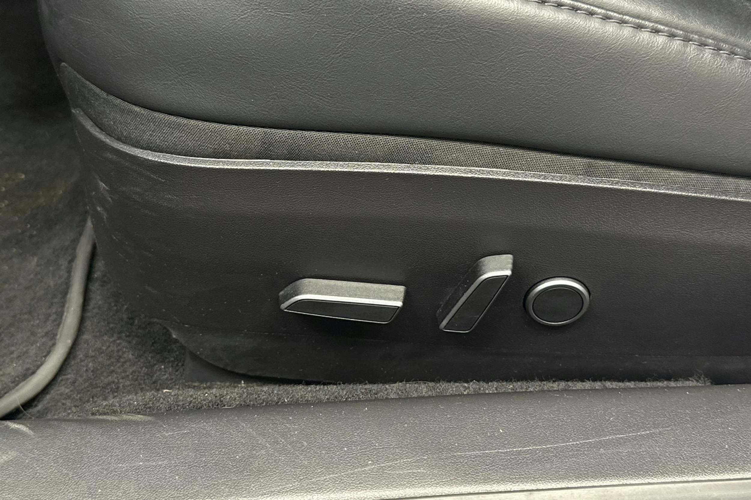 musta Tesla Model 3 2021 kuva 25.