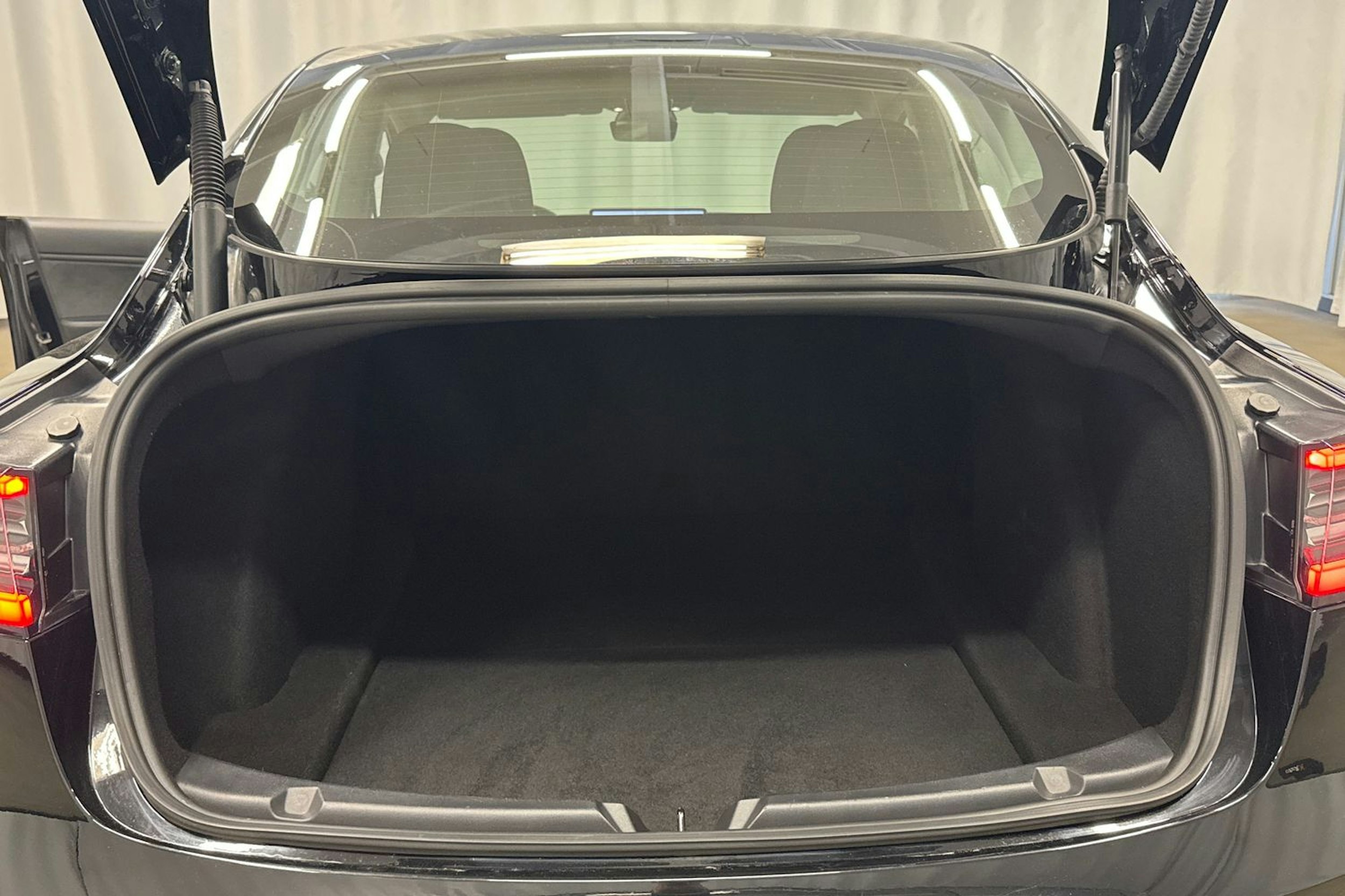 musta Tesla Model 3 2021 kuva 26.