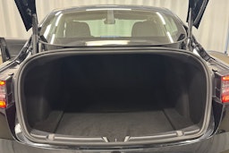 musta Tesla Model 3 2021 kuva 26.