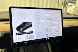 musta Tesla Model 3 2021 kuva 29.