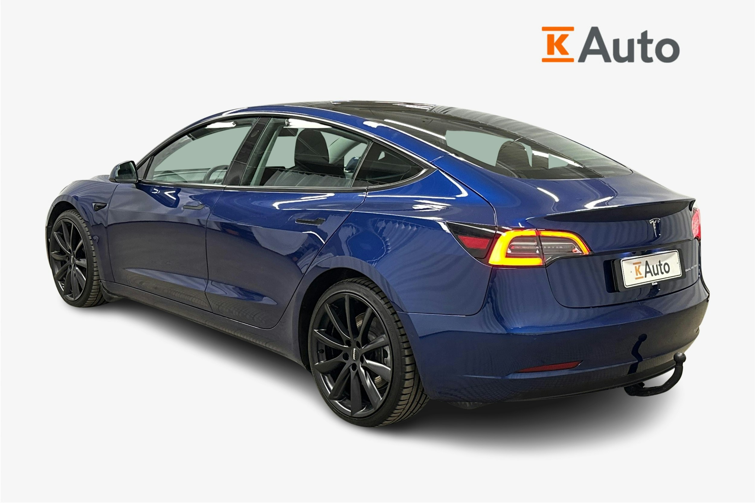 sininen Tesla Model 3 2021 kuva 2.