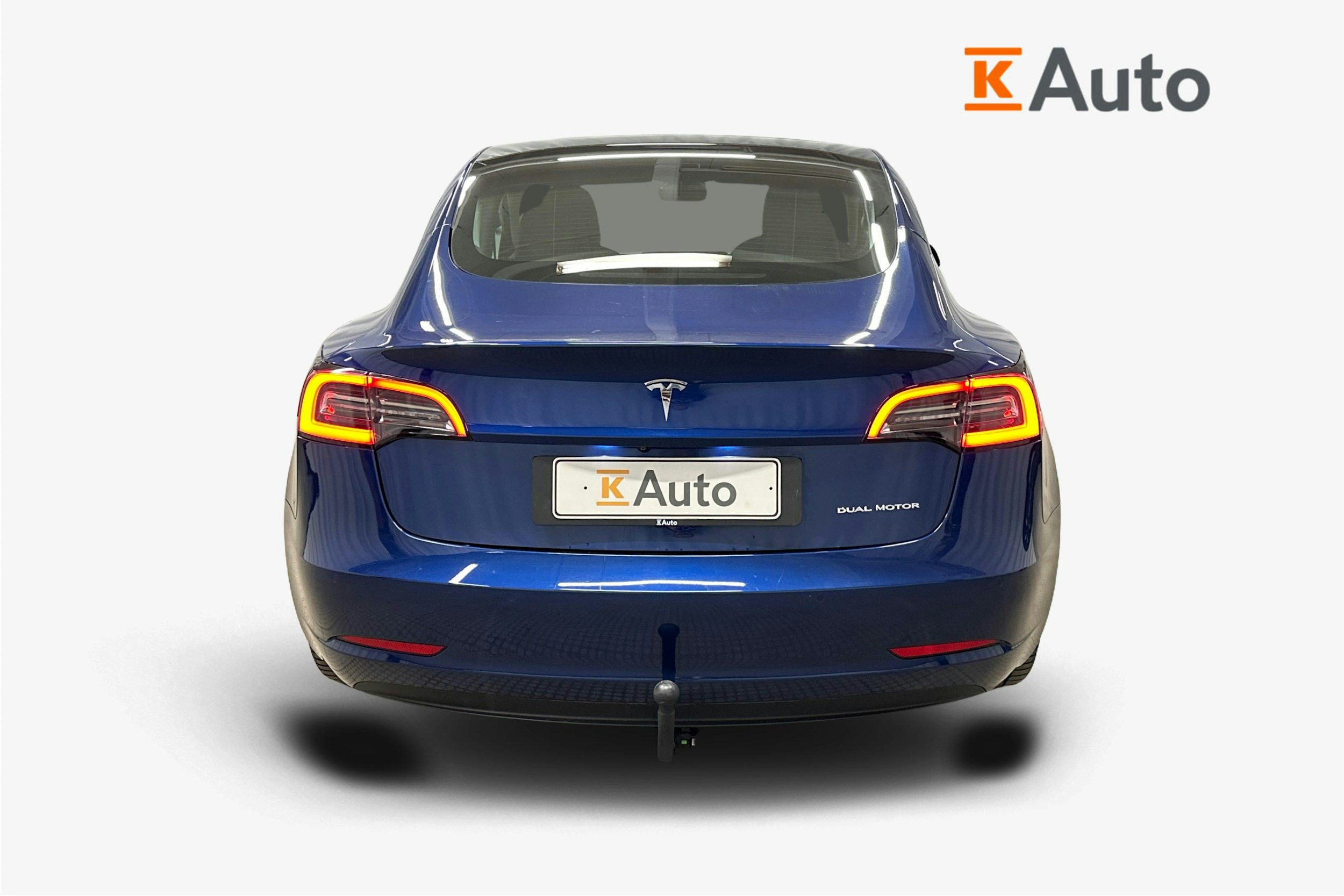 sininen Tesla Model 3 2021 kuva 3.