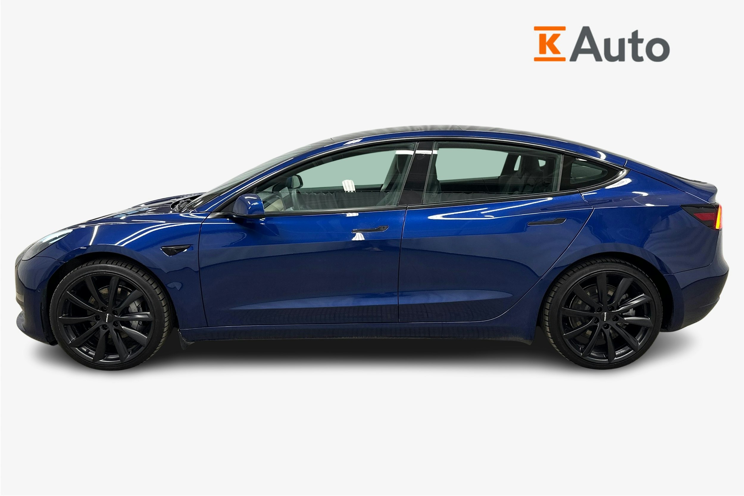 sininen Tesla Model 3 2021 kuva 6.