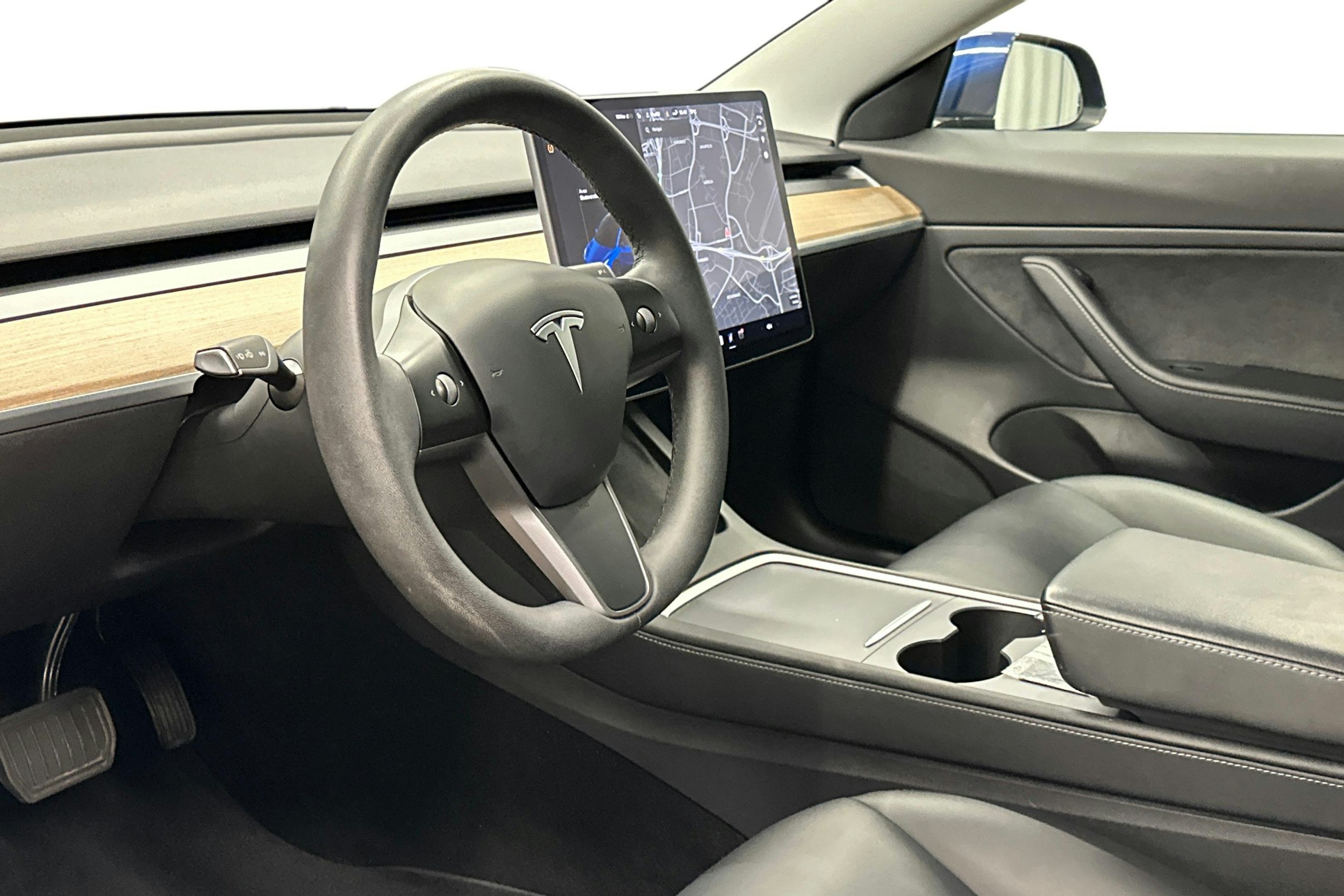 sininen Tesla Model 3 2021 kuva 7.