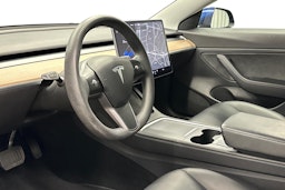 sininen Tesla Model 3 2021 kuva 7.