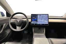 sininen Tesla Model 3 2021 kuva 9.