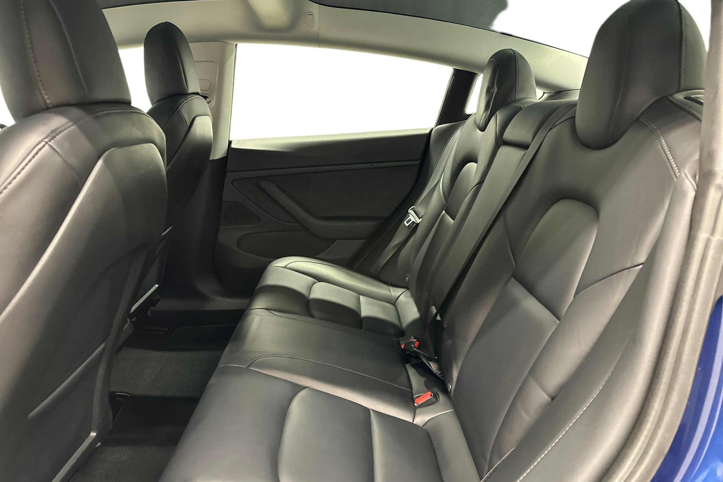 sininen Tesla Model 3 2021 kuva 10.