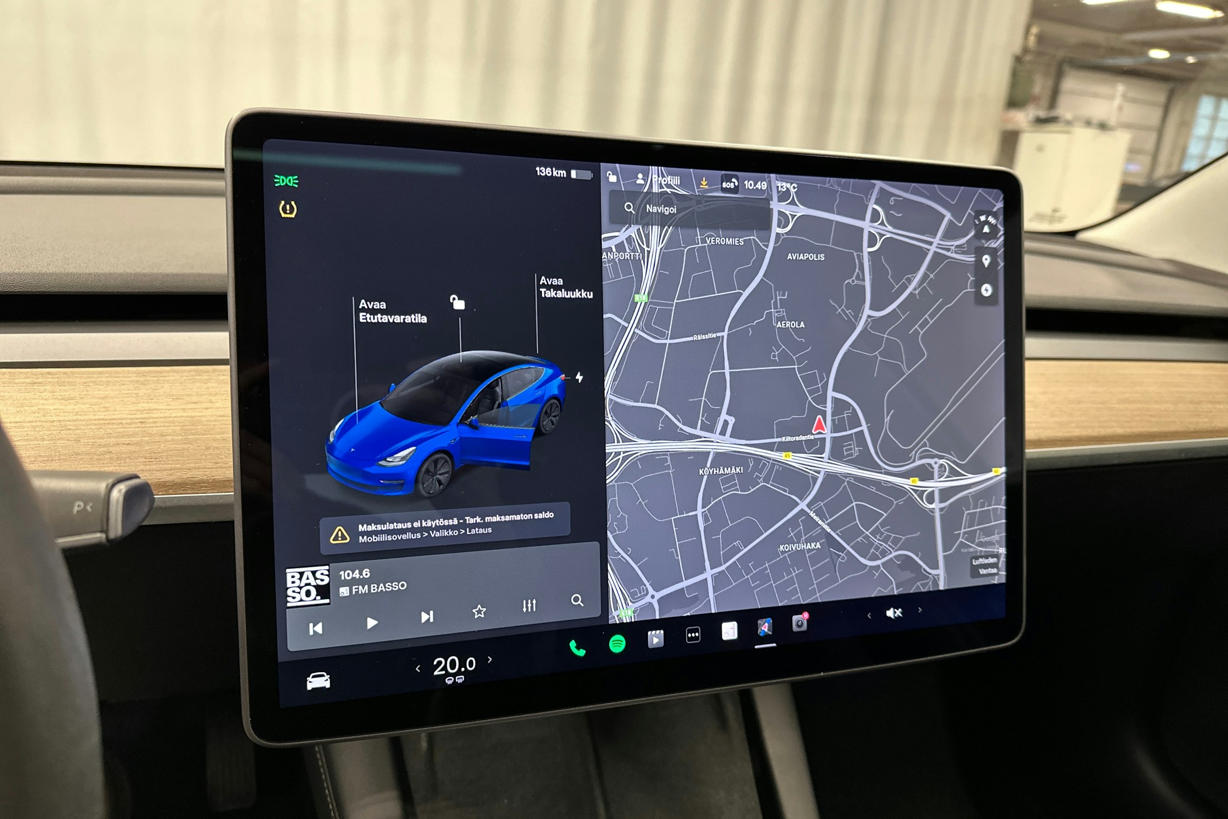 sininen Tesla Model 3 2021 kuva 14.