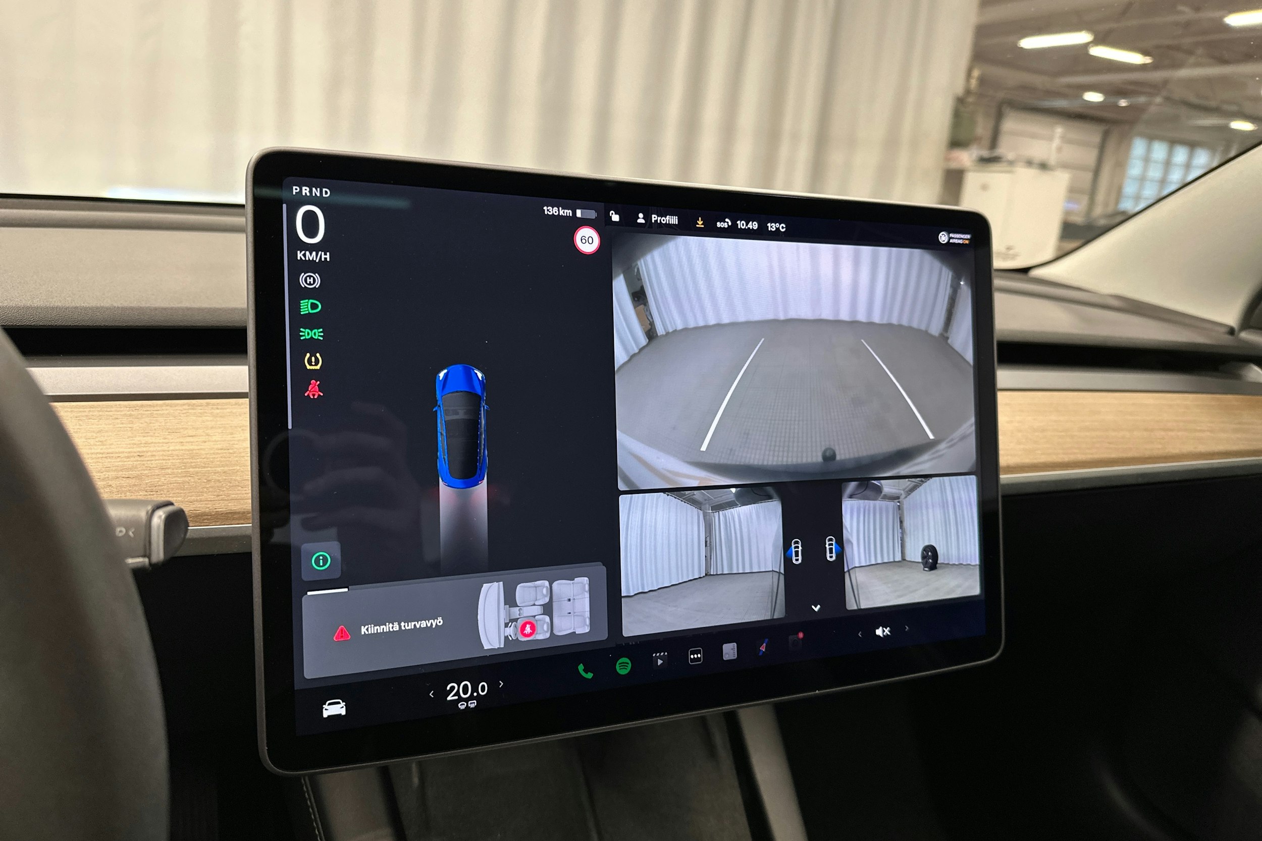 sininen Tesla Model 3 2021 kuva 15.