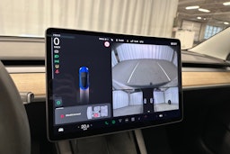 sininen Tesla Model 3 2021 kuva 15.