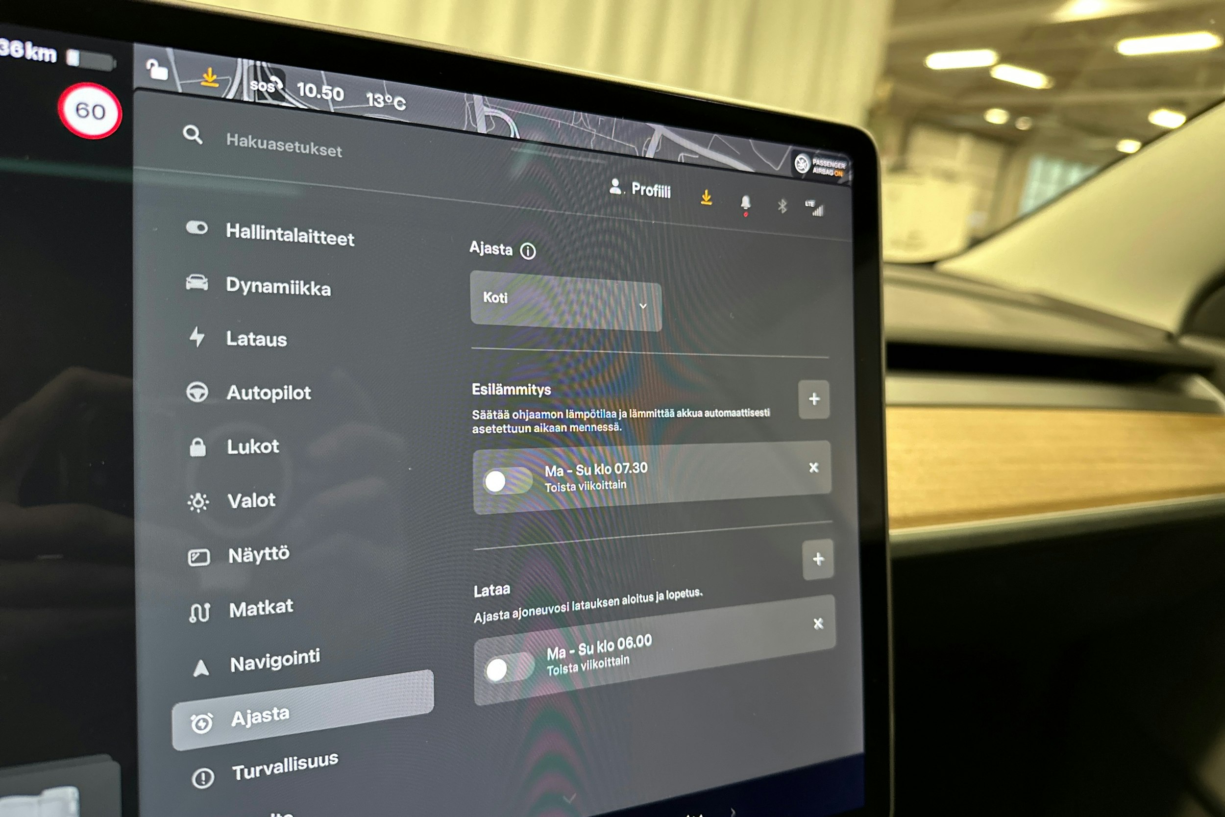 sininen Tesla Model 3 2021 kuva 17.