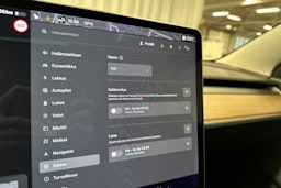 sininen Tesla Model 3 2021 kuva 17.