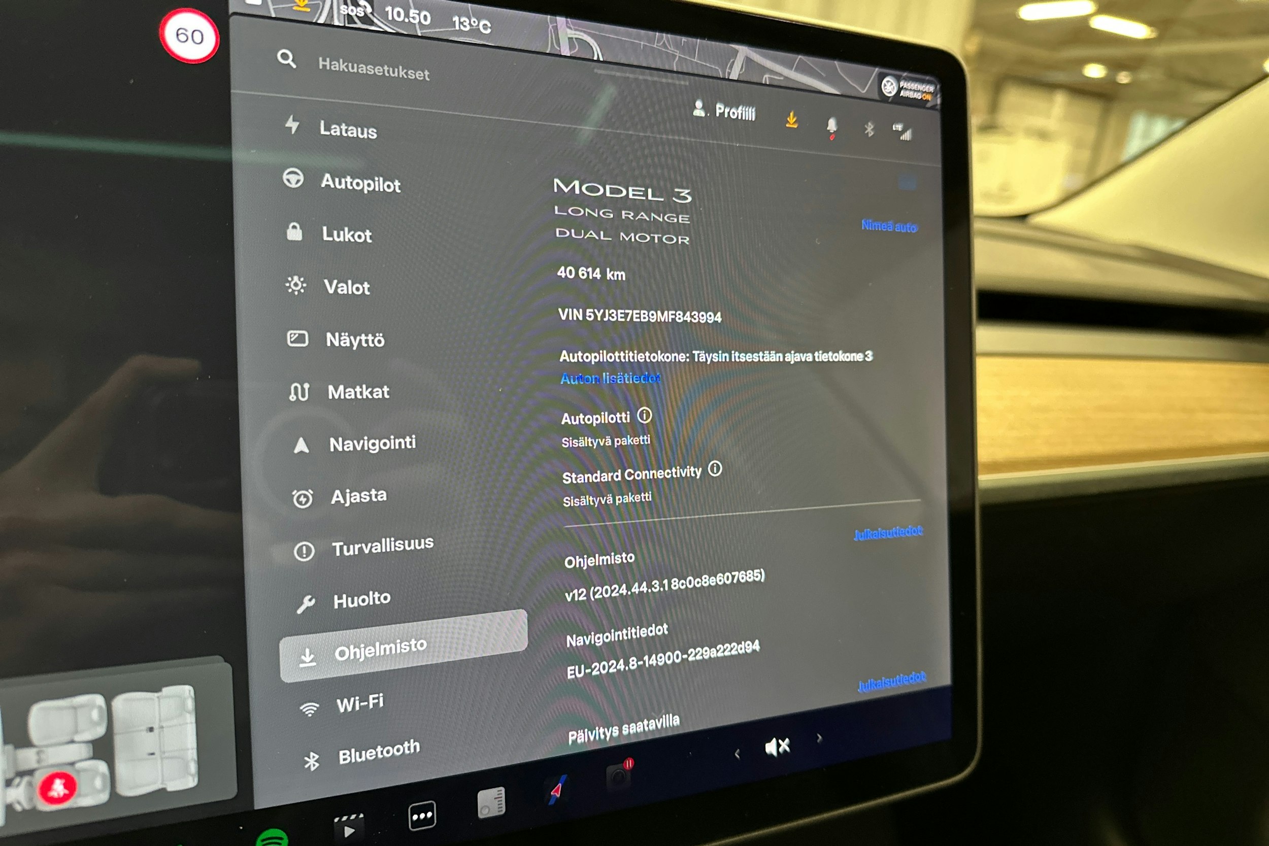 sininen Tesla Model 3 2021 kuva 18.