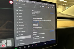 sininen Tesla Model 3 2021 kuva 18.