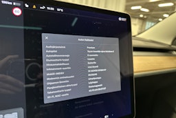sininen Tesla Model 3 2021 kuva 19.