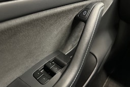 sininen Tesla Model 3 2021 kuva 21.