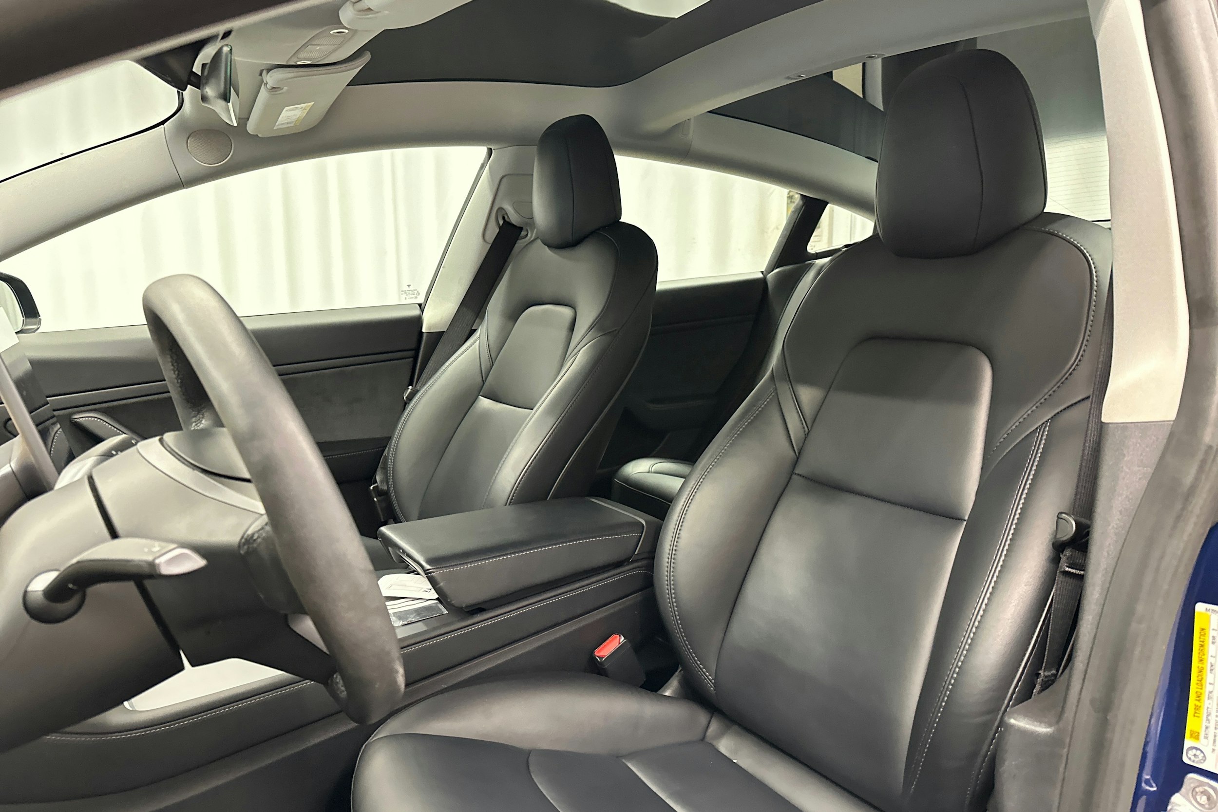 sininen Tesla Model 3 2021 kuva 22.