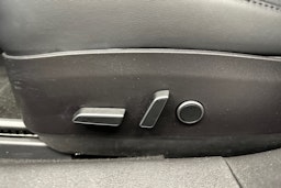 sininen Tesla Model 3 2021 kuva 23.