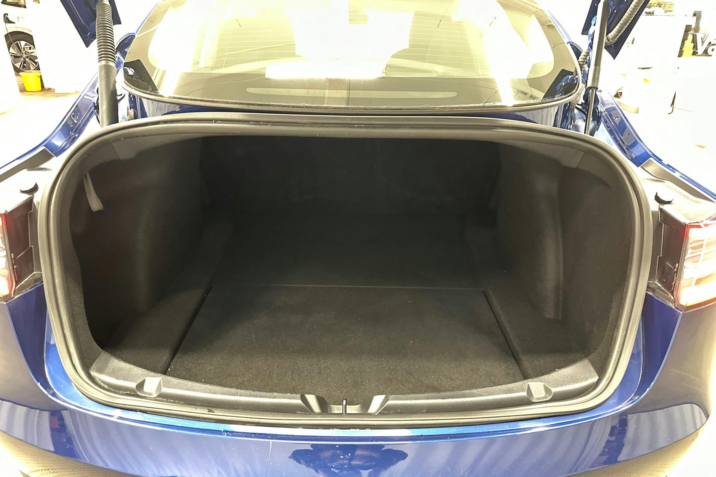 sininen Tesla Model 3 2021 kuva 24.