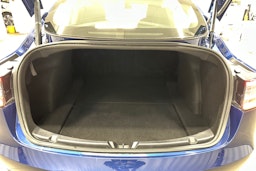 sininen Tesla Model 3 2021 kuva 24.